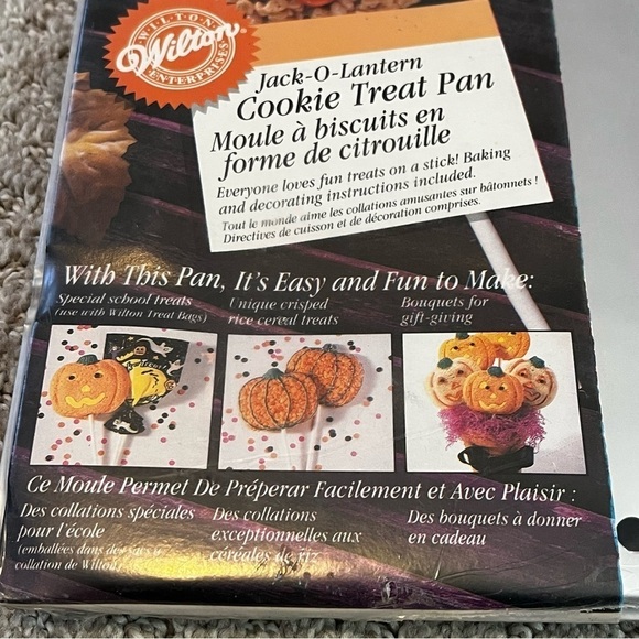 Wilton Halloween Jack-O-Lantern Cookie Treat Pan Pumpkin NEW Vintage 3D Cake Pan - Picture 2 of 8
